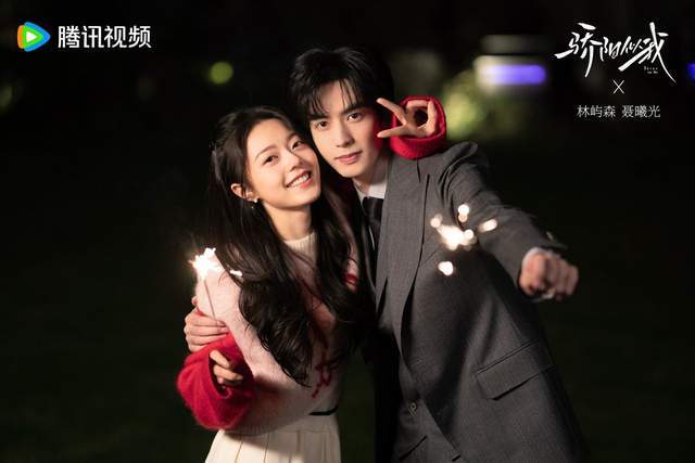 姊妹作《折月亮》即将开播《爱情没有神话》不输《玫瑰的故事》！j9九游会网站入口盘点10大话题待播甜宠剧！ 《偷偷藏不住》(图7)